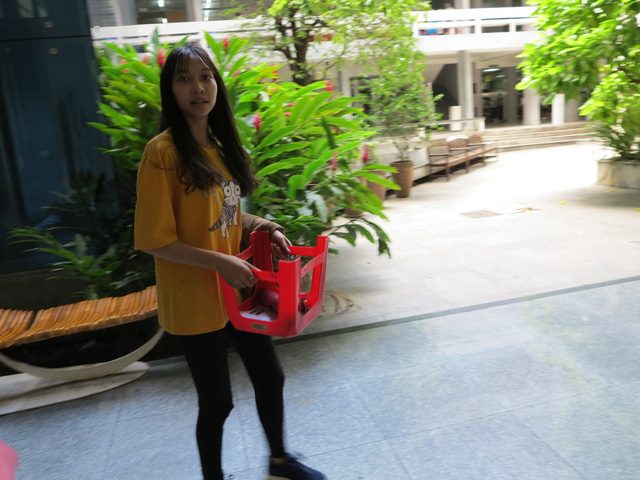 thi sinh linh kinh xach ghe di thi dai hoc