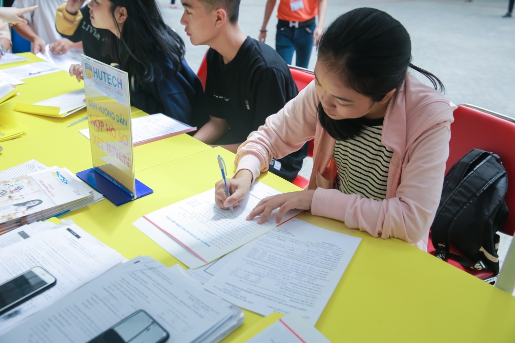 dai hoc cong nghe tp hcm cong bo diem san xet tuyen tu 15 18 diem