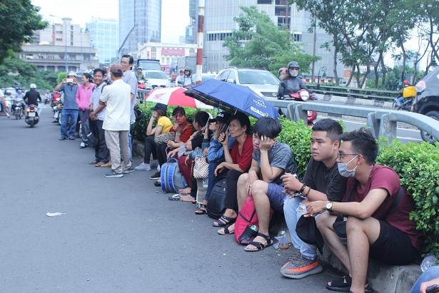 hang nghin thi sinh cung phu huynh khan goi toi du thi kiem tra nang luc dh luat tp hcm