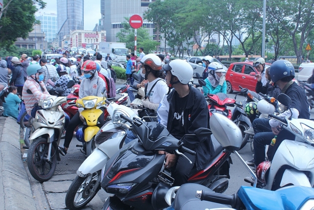 hang nghin thi sinh cung phu huynh khan goi toi du thi kiem tra nang luc dh luat tp hcm