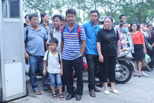hang nghin thi sinh cung phu huynh khan goi toi du thi kiem tra nang luc dh luat tp hcm