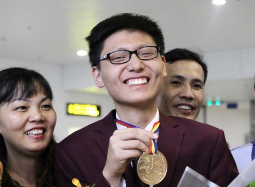 dai hoc khoa hoc tu nhien tuyen thang 4 chang trai vang olympic toan quoc te