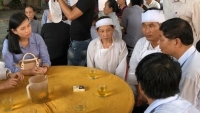 xe dang chay roi banh lop xe lan long loc gan 2km tren cao toc