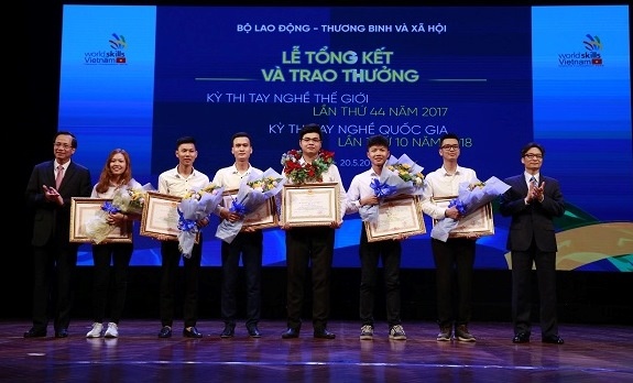 co gai voi doi tay vang chinh phuc thanh cong tu nghe bep