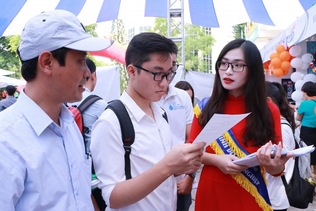 thong tin tuyen sinh 2018 258 tan sinh vien hoc vien tai chinh no nuc nhap hoc dung dip le vu lan