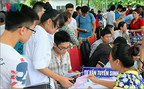 thong tin tuyen sinh 2018 49 mua lu cuon troi niem vui ngay khai truong