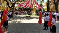 truong hoc dau tien tre hen le khai giang nam hoc moi vi mua lu