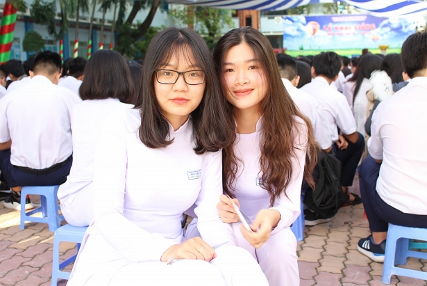 ngo ngang thay giao vien mac ao dai dung cong truong don hoc sinh ngay khai giang