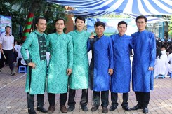 Ngỡ ngàng thấy giáo viên mặc áo dài đứng cổng trường đón học sinh ngày khai giảng