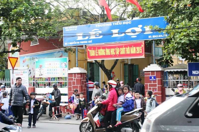 co giao day the duc bat ca lop tieu hoc ngam but vi mat trat tu