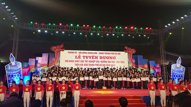 nhung guong mat thu khoa xinh dep tai gioi duoc vinh danh
