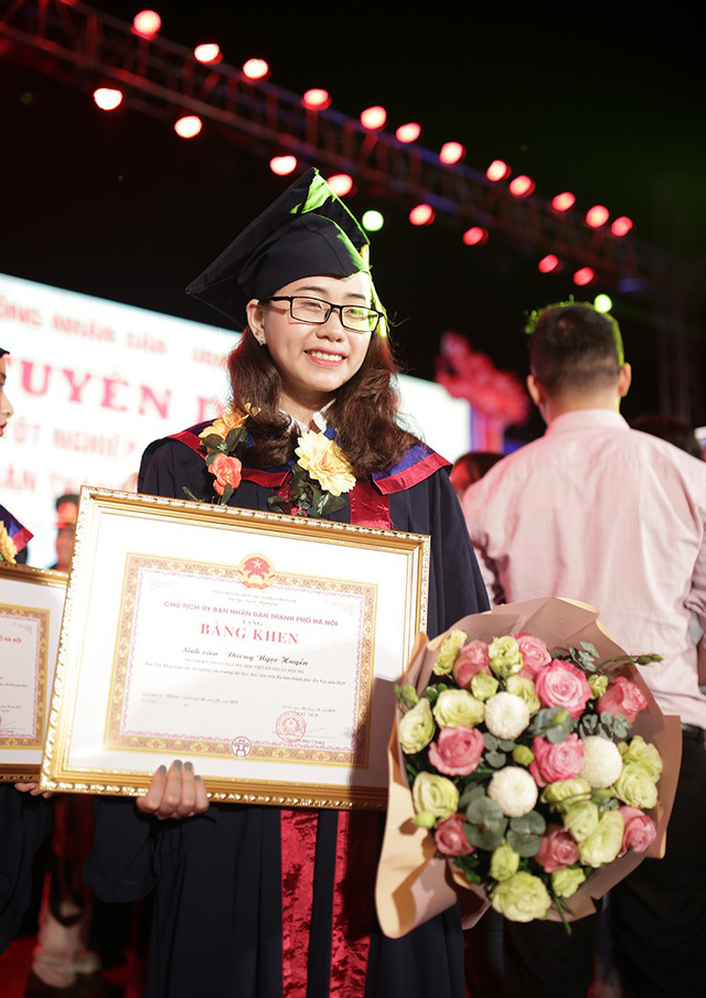 nhung guong mat thu khoa xinh dep tai gioi duoc vinh danh
