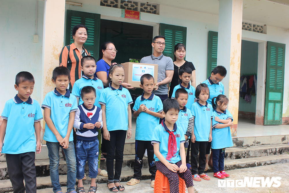 chuyen co giao 10 nam gan bo voi cac em hoc sinh khuyet tat o tuyen quang