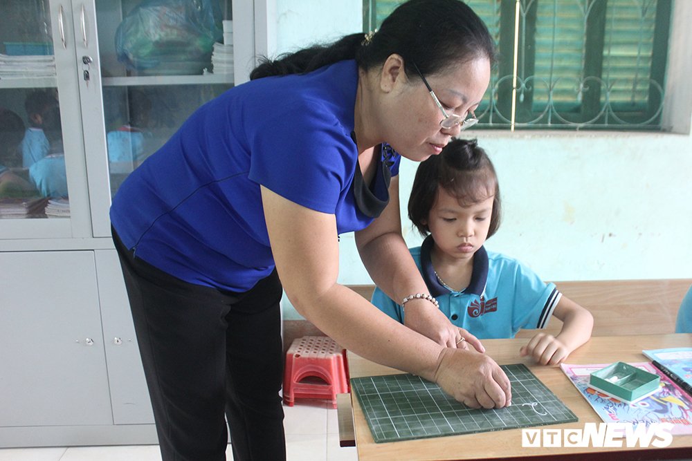 chuyen co giao 10 nam gan bo voi cac em hoc sinh khuyet tat o tuyen quang