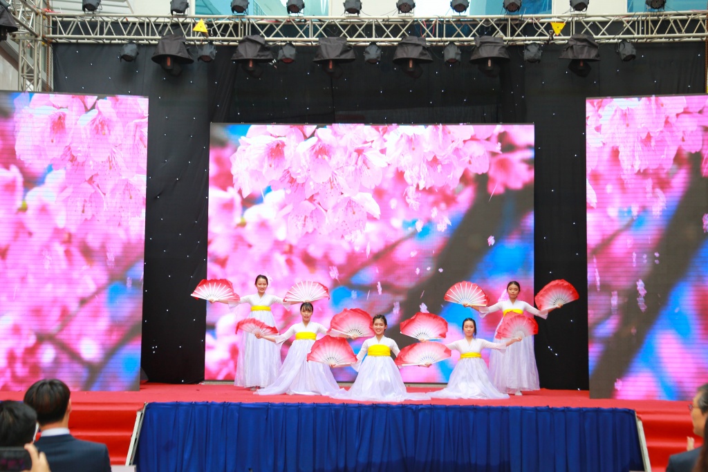 khong the roi mat khoi dan nu sinh xinh dep tai le hoi chu han tp hcm