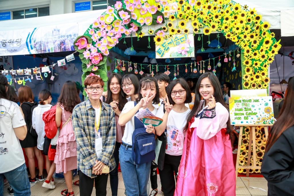 khong the roi mat khoi dan nu sinh xinh dep tai le hoi chu han tp hcm