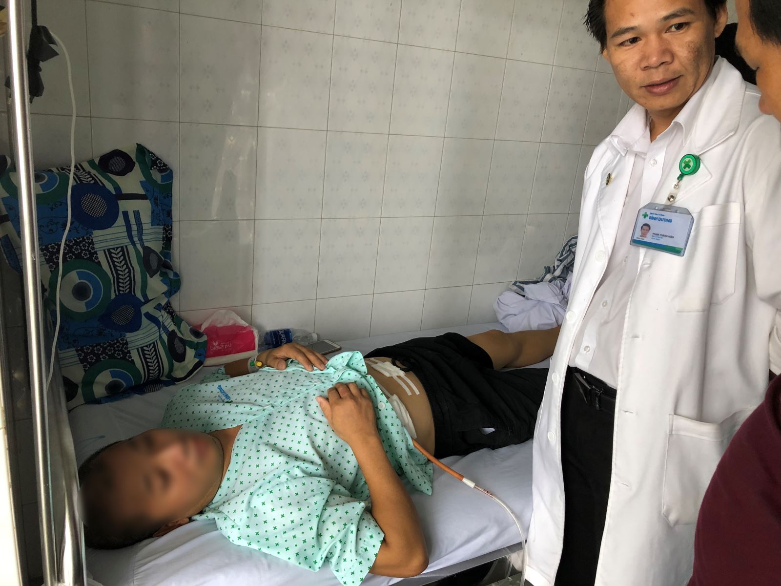 lay ra gan 50 vien soi trong tui mat cua nguoi dan ong ngoai quoc