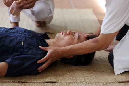 bac si chi cach so cuu nguoi dot quy khi troi chuyen lanh