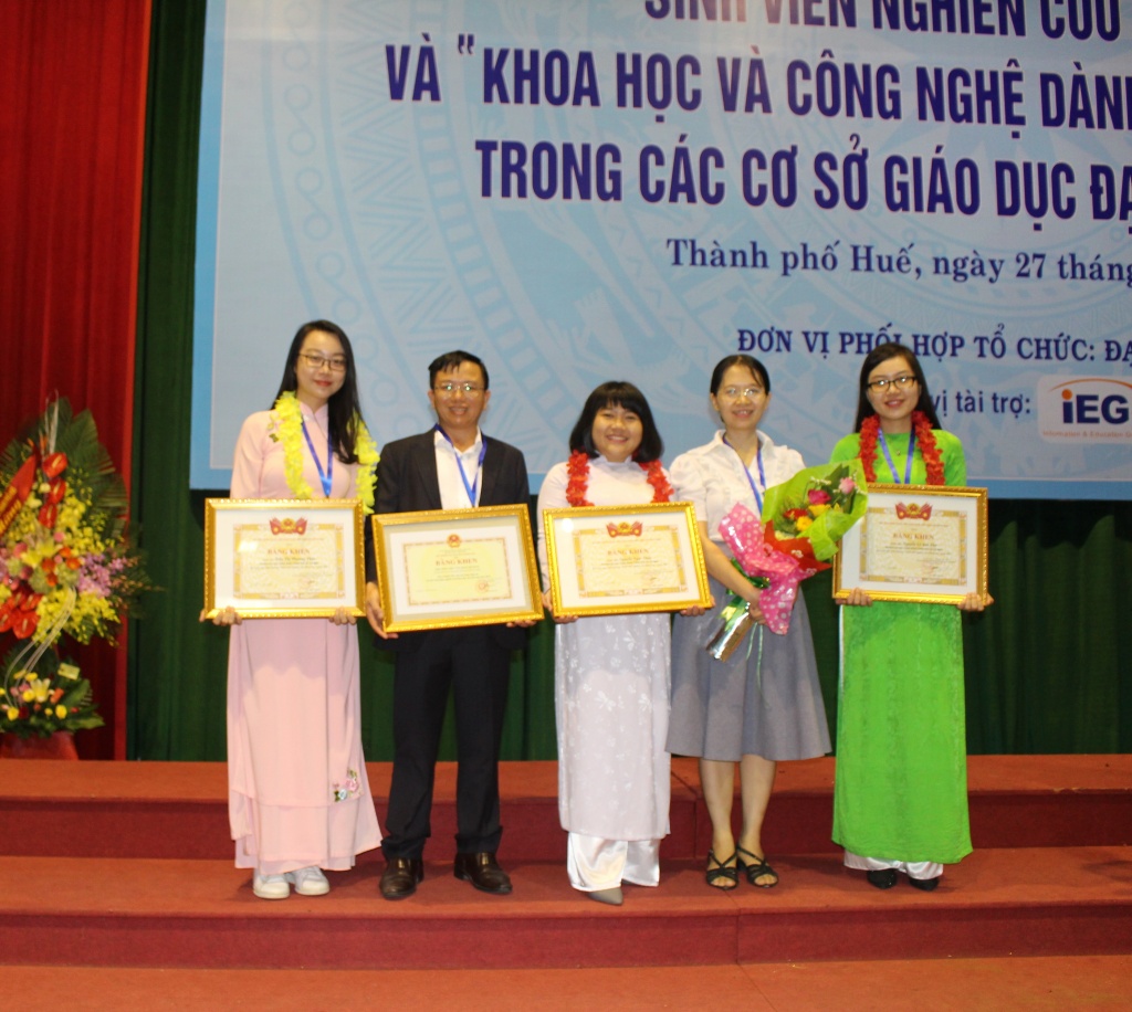 sinh vien va uoc mo ve nhung vuon nho sach