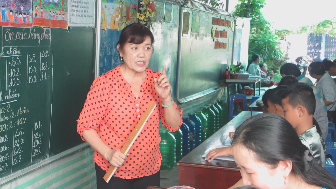 nguoi suot 20 nam day hoc mien phi cho hon 700 em co canh doi bat hanh