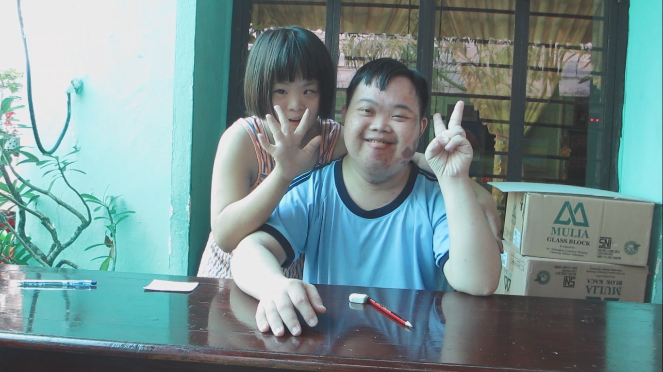 nguoi suot 20 nam day hoc mien phi cho hon 700 em co canh doi bat hanh