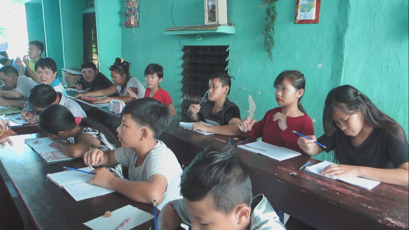 nguoi suot 20 nam day hoc mien phi cho hon 700 em co canh doi bat hanh