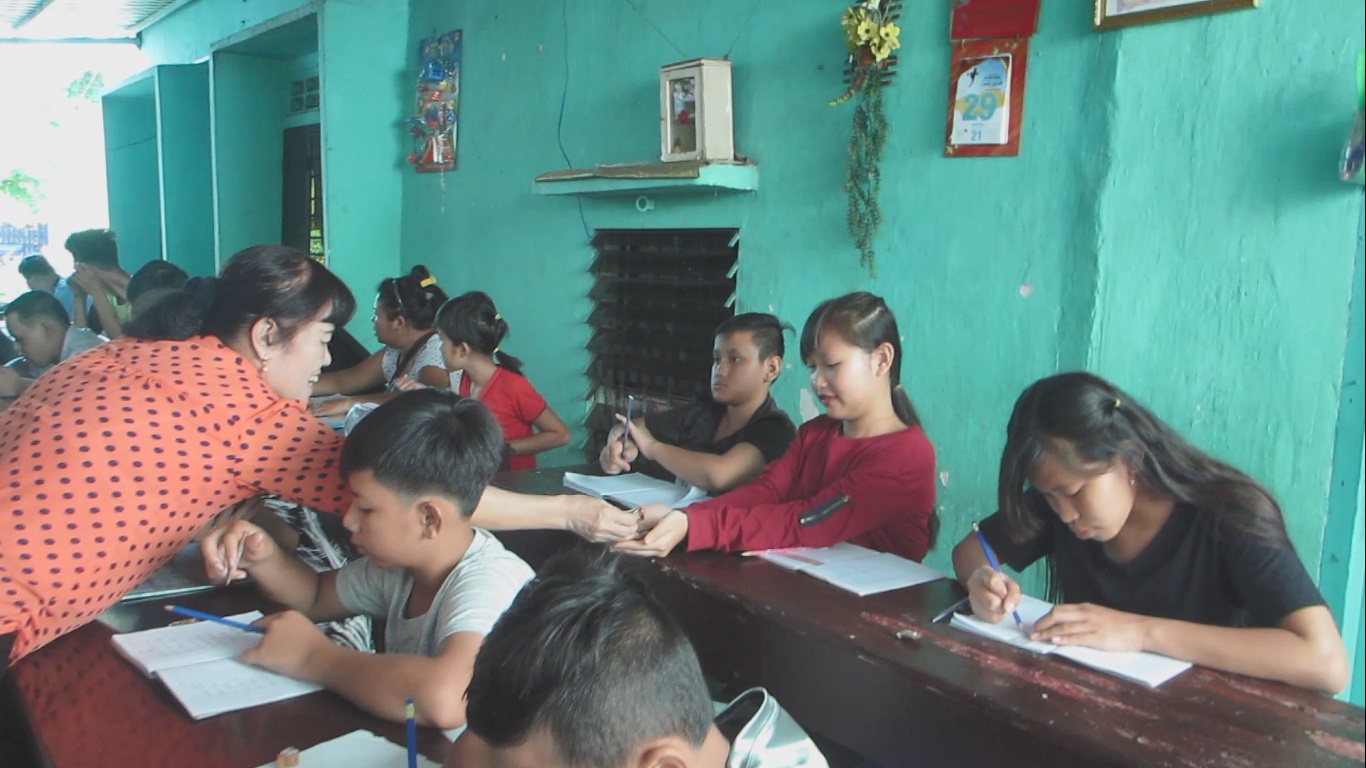 nguoi suot 20 nam day hoc mien phi cho hon 700 em co canh doi bat hanh