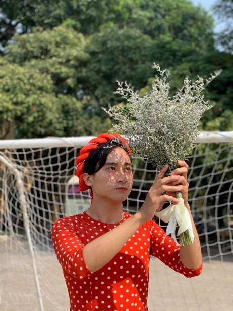 nam sinh dh thuong mai hot nhat mang xa hoi vi chup anh ki yeu ao dai khong dam tho manh va phai chon bo cua ba