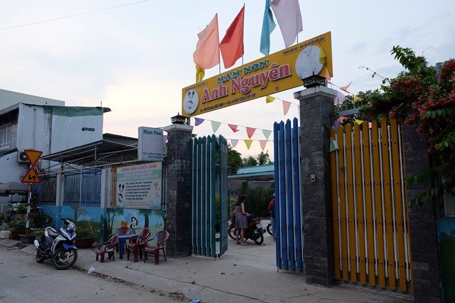 dinh chi hoat dong lop mau giao khien tre bi bong hai ban chan