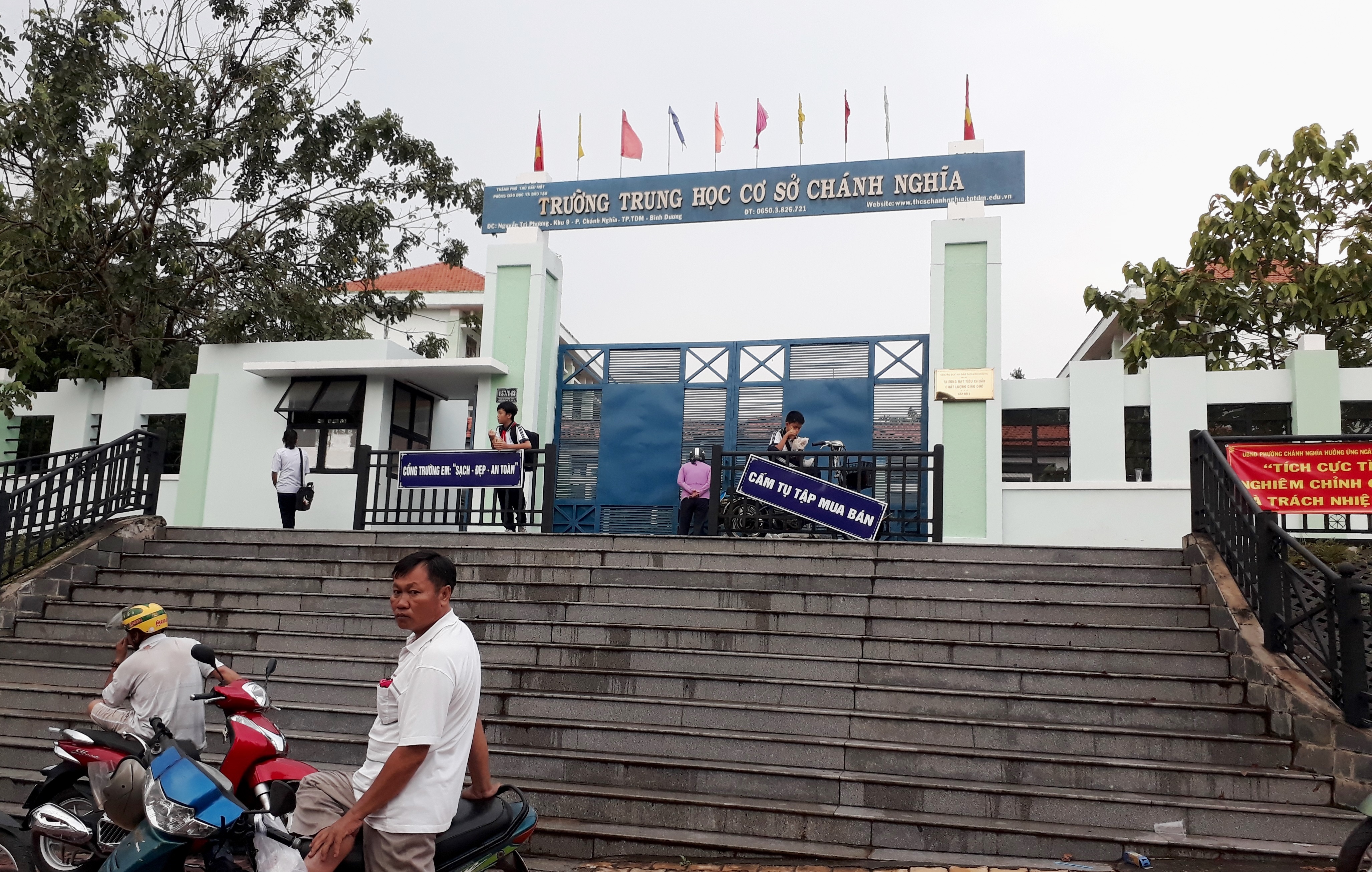 hoc sinh lop 6 roi tu tang hai cua truong hoc xuong dat