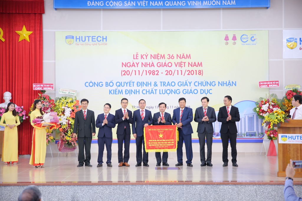 truong dai hoc dau tien dat chuan kiem dinh giao duc