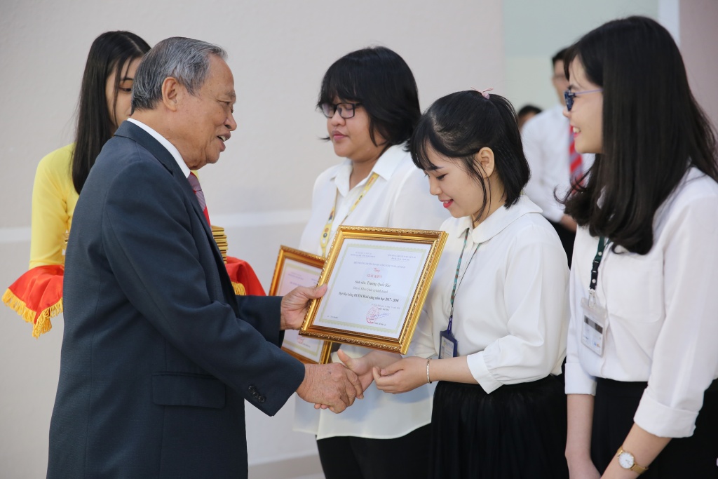 truong dai hoc dau tien dat chuan kiem dinh giao duc