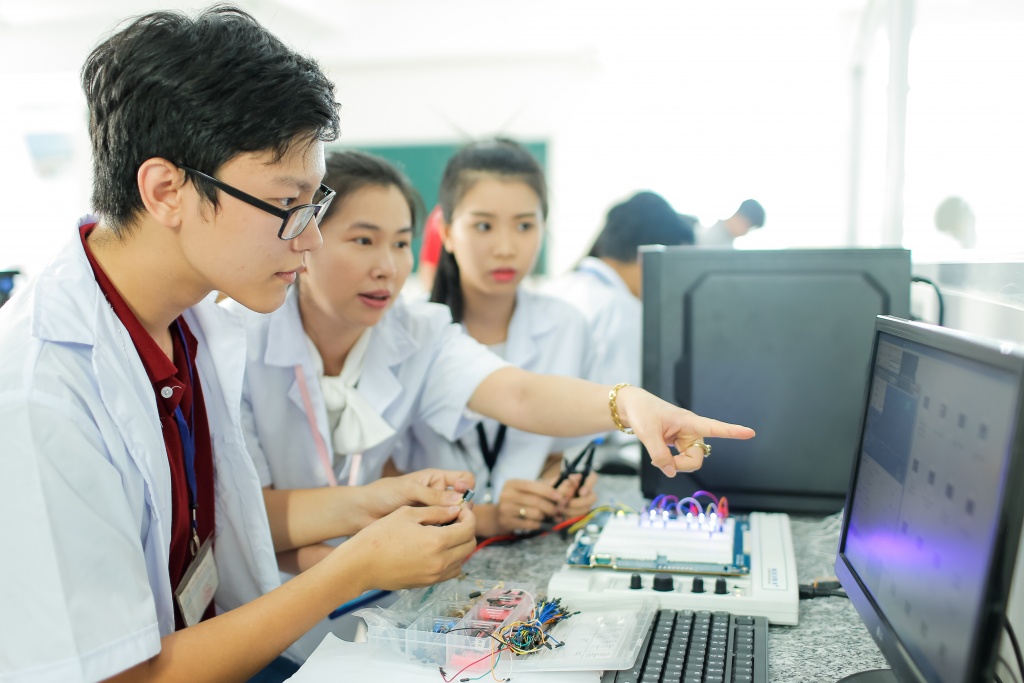 nganh ki thuat y sinh tiem nam phat trien lau ben co hoi vang cua sinh vien