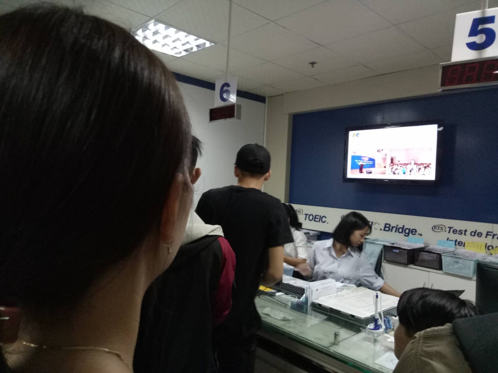 sinh vien thuc xuyen dem chen chan dang ki thi toeic thay doi 35 noi dung cau truc de thi moi