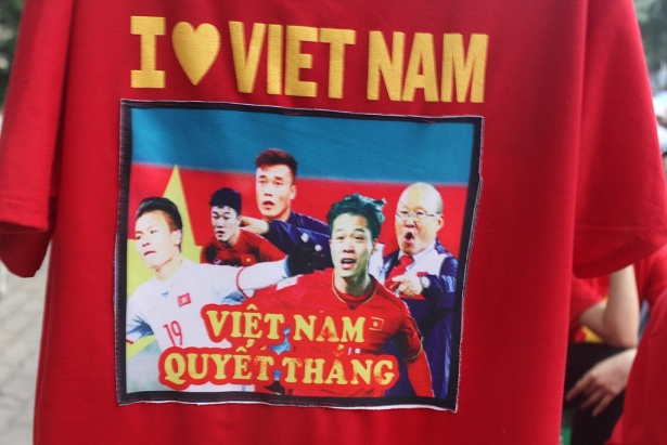 Sắc đỏ nhuộm sân trường THPT Nguyễn Du trước giờ chung kết Việt Nam vs Malaysia sac do nhuom san truong thpt nguyen du truoc gio chung ket viet nam vs malaysia