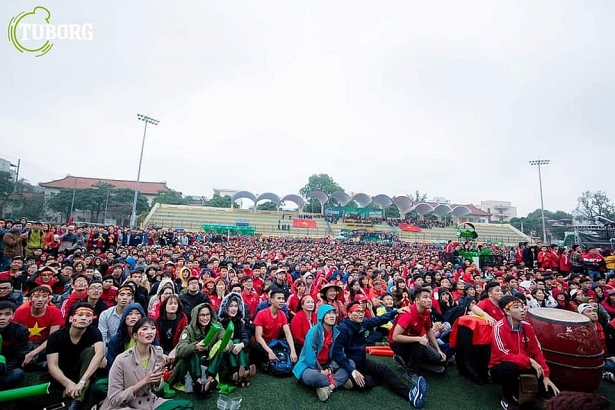 hang loat truong dh to chuc cho sinh vien xem tran chung ket viet nam vs malaysia