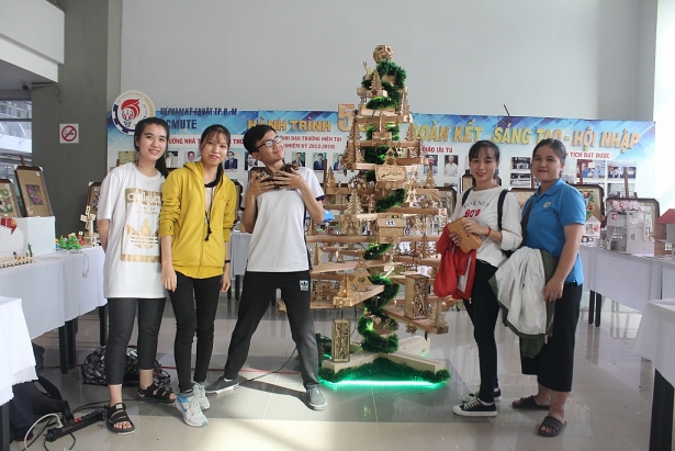 Độc đáo cây thông Noel làm từ rác thải, phế liệu của sinh viên ĐH Sư phạm Kĩ thuật TP HCM doc dao cay thong noel lam tu rac thai phe lieu cua sinh vien dh su pham ki thuat tp hcm