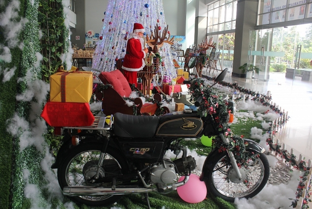 Độc đáo cây thông Noel làm từ rác thải, phế liệu của sinh viên ĐH Sư phạm Kĩ thuật TP HCM doc dao cay thong noel lam tu rac thai phe lieu cua sinh vien dh su pham ki thuat tp hcm