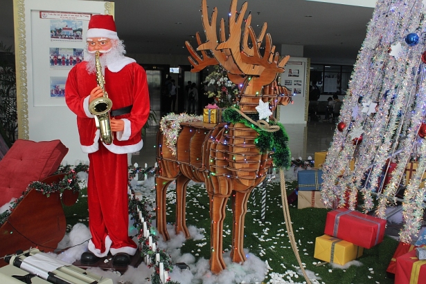 Độc đáo cây thông Noel làm từ rác thải, phế liệu của sinh viên ĐH Sư phạm Kĩ thuật TP HCM doc dao cay thong noel lam tu rac thai phe lieu cua sinh vien dh su pham ki thuat tp hcm