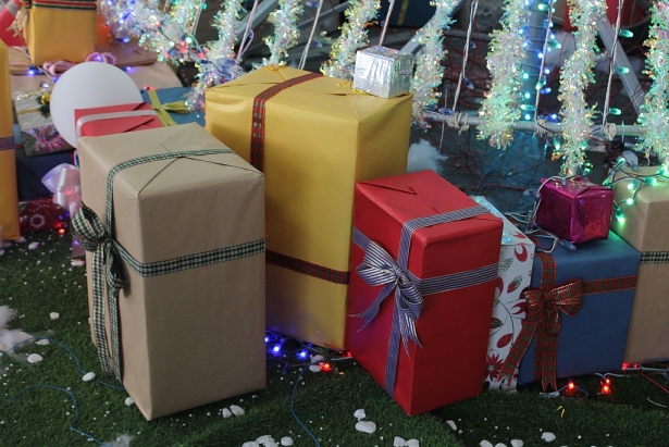 Độc đáo cây thông Noel làm từ rác thải, phế liệu của sinh viên ĐH Sư phạm Kĩ thuật TP HCM doc dao cay thong noel lam tu rac thai phe lieu cua sinh vien dh su pham ki thuat tp hcm