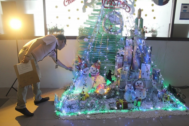 Độc đáo cây thông Noel làm từ rác thải, phế liệu của sinh viên ĐH Sư phạm Kĩ thuật TP HCM doc dao cay thong noel lam tu rac thai phe lieu cua sinh vien dh su pham ki thuat tp hcm