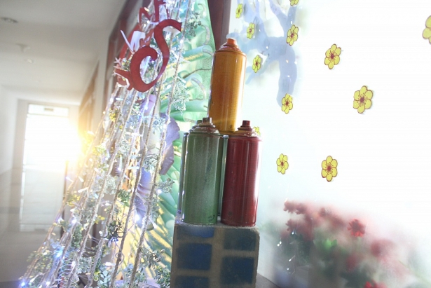 Độc đáo cây thông Noel làm từ rác thải, phế liệu của sinh viên ĐH Sư phạm Kĩ thuật TP HCM doc dao cay thong noel lam tu rac thai phe lieu cua sinh vien dh su pham ki thuat tp hcm