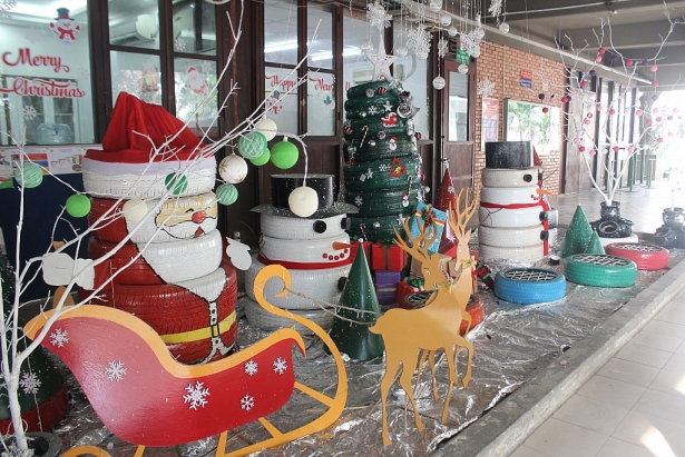 Độc đáo cây thông Noel làm từ rác thải, phế liệu của sinh viên ĐH Sư phạm Kĩ thuật TP HCM doc dao cay thong noel lam tu rac thai phe lieu cua sinh vien dh su pham ki thuat tp hcm