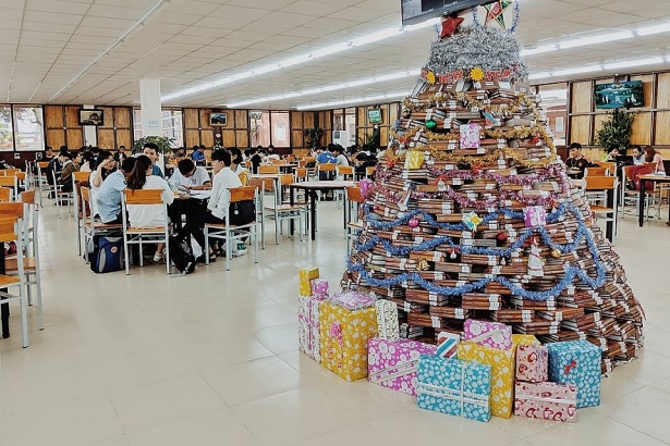 Độc đáo cây thông Noel làm từ rác thải, phế liệu của sinh viên ĐH Sư phạm Kĩ thuật TP HCM doc dao cay thong noel lam tu rac thai phe lieu cua sinh vien dh su pham ki thuat tp hcm