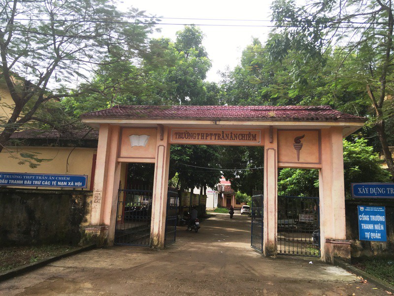 vu hang tram phu huynh phan doi giai the truong hoc sinh di hoc xa la khong co co so