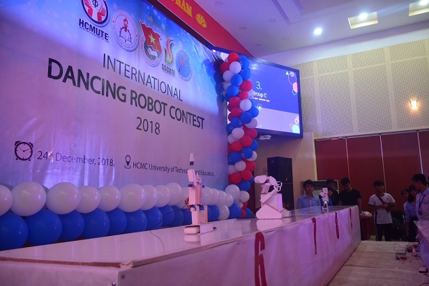 Sôi động cuộc thi ‘Dancing Robot’ tại ĐH Sư phạm Kỹ thuật TP HCM soi dong cuoc thi dancing robot tai dh su pham ky thuat tp hcm
