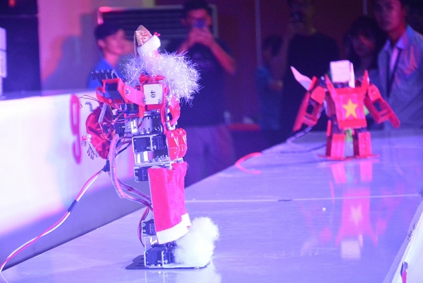 Sôi động cuộc thi ‘Dancing Robot’ tại ĐH Sư phạm Kỹ thuật TP HCM soi dong cuoc thi dancing robot tai dh su pham ky thuat tp hcm