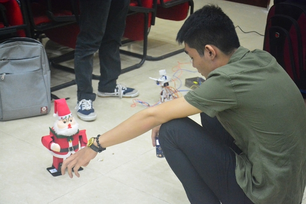 Sôi động cuộc thi ‘Dancing Robot’ tại ĐH Sư phạm Kỹ thuật TP HCM soi dong cuoc thi dancing robot tai dh su pham ky thuat tp hcm