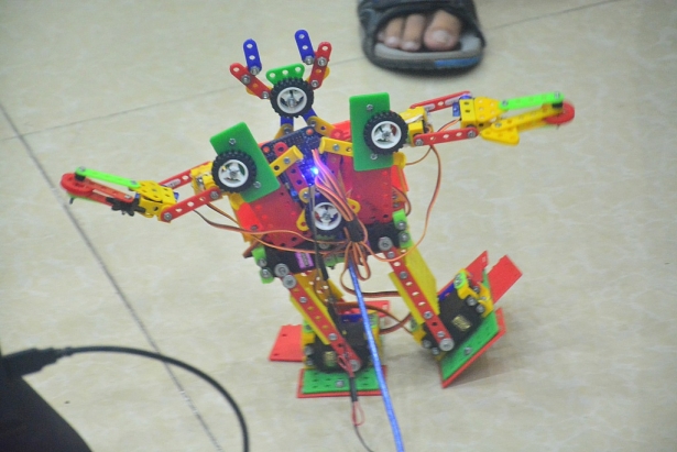 Sôi động cuộc thi ‘Dancing Robot’ tại ĐH Sư phạm Kỹ thuật TP HCM soi dong cuoc thi dancing robot tai dh su pham ky thuat tp hcm