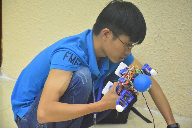 soi dong cuoc thi dancing robot tai dh su pham ky thuat tp hcm